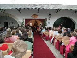 big-es-invitados-en-el-patio-misa.jpg