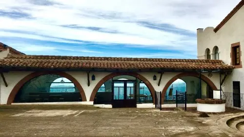 Saln-Bar desde el patio de armas