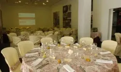 Sala multiusos con montaje para almuerzo/cena.