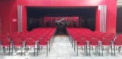 Saln de actos con patio exterior (teatro)